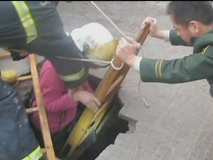 Teenage girl survives falling into pavement sinkhole in China