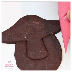 2.2M views · 1.6K reactions | There are sooo many different ways to decorate a gingerbread house why not also make different types of actual houses, in this case, a toadstool cottage. The cutters are a large toadstool & the bottom is an easter egg. | La cabane a poterie | Facebook