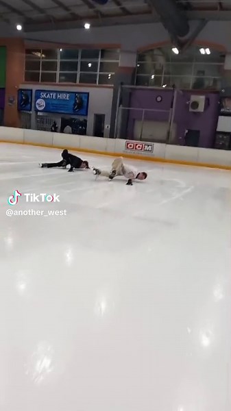 Spiderman Iceskating: Freestyle Skater Goes Viral with Hydroblade Moves