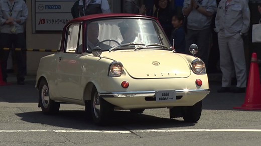 【R360クーペがマツダ本社を走りました！】 1960年に発売された、マツダ初の乗用車「R360クーペ」。レストア(復元)プロジェクトの第2弾として、約1年間のレストア作業を経て復元し、先日社内にて走行しました。 たくさんのマツダ社員が見守る中、堂々としたその姿を披露し、時折クラクションで声援に応えていました。 今回レストアされた「R360クーペ」は、今後各地のイベント等に参加予定です。 また、2017年度は新たに有志を募り、1969年に発売された「ルーチェロータリークーペ」をレストアする予定です。そちらの様子についても随時発信していきますので、お楽しみに。 ■過去のレストア記事はコチラ⇒http://mzd.bz/20170413_blog_fb | マツダ/Mazda Japan