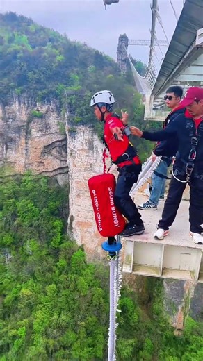 Free as the wind, come like me Zhangjiajie Grand Canyon Glass Bridge Bungee Jump