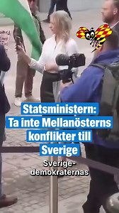 Riksdagsledamoten Jessica Stegrud (SD) konfronterades på onsdagen av en Palestinaaktivist utanför riksdagshuset. ”Ett hot mot demokratin som inte hör hemma i vårt land”, skriver statsminister Ulf Kristersson (M) som också delat videon vidare på X. Under onsdagen utsattes även utrikesminister Maria Malmer Stenergard (M) för en hotfull incident där obehöriga personer tog sig in i hennes trappuppgång för att sätta upp olika affischer. Reporter: Alfred Olsson | Expressen Story
