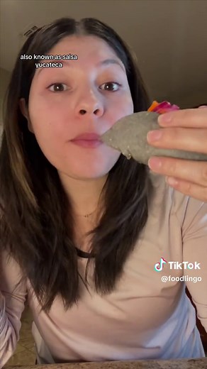 🧅🌶️✨Pickled red onions with habanero also known as Salsa Yucateca. The traditional topping for cochinita pibil tacos, but really perfect for any taco 🤤🔥 🌶️ Ingredients: 2 red onions 4 large limes 1 tbsp vinegar Habaneros to taste (I used 5) Salt to taste (recommended: sea salt) 👩🏻‍🏫 Step-by-Step Instructions: 1. Thinly slice the red onions. 2. In a mixing bowl, combine the sliced onions with the juice of 4 large limes. 3. Add 1 tablespoon of vinegar to the mixture. 4. Include habaneros t