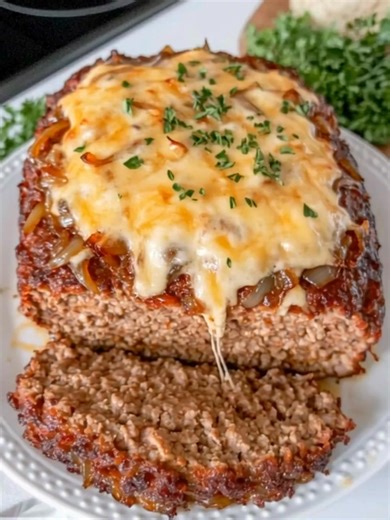 Crockpot French Onion Meatloaf is a rich, savory twist on a comfort classic! Made with simple ingredients and slow-cooked onions, it’s an easy, family-friendly dinner perfect for busy weeknights. Ingredients: 3-4 large sweet onions sliced 4 tablespoons salted butter 1 tablespoon olive oil Recipe in the Coʍʍеոτ 👇 Enjoy ❤️ | Recipes by banana