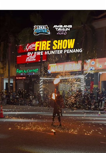 DISCLAIMER ‼️ PLEASE DO NOT ATTEMPT TO COPY THESE ACTIONS. ALL PERFORMANCES ARE CARRIED OUT BY PROFESSIONALS. ‼️ 🔥🔥FIRE SHOW BY FIRE HUNTER PENANG🔥🔥LOKAL FESTIVAL AMBANG TAHUN 2026 Acara Tahunan Paling Rare, Paling Sempoi Di Penang! Gabungan pelbagai aktiviti dalam 1 festival mega: - Year End Sale (Dalam Sunshine Mall) - Tembakan Bunga Api - ⁠Malam Sejuta Selawat - ⁠Forum Islamik - ⁠Neon Fun Run & Ride 2025 - ⁠Konsert Artis PERCUMA - Street Food Fest - ⁠Bundle,Thrif, Fashion Fest (Headlimit 