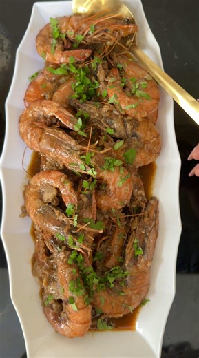 🍤 Gambas fritas no alho com cerveja 📝 Ingredientes 1 kg de gambas inteiras, com cabeça e casca 🍤 6 a 8 dentes de alho picados (ou mais, porque sim 😌🧄) 100 ml de azeite (bem generoso ✨) 100 a 150 ml de cerveja 🍺 1 colher de chá de pimentão-doce 🌶️ Pimenta-preta moída a gosto ⚫ Sal, q.b. Opcional: salsa ou coentros picados 🌿 Pão para acompanhar (obrigatório 🥖🤤) Modo de preparo: \t1.\tLave bem as gambas e seque-as com papel de cozinha. \t2.\tLeve uma frigideira larga ao lume médio e adici