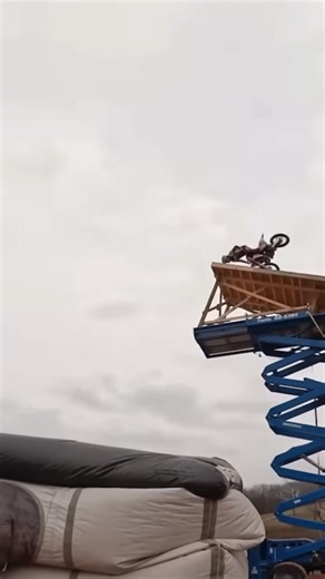 Watch this motorcycle rider defy gravity! The crowd roars as they launch off the ramp and stick the landing perfectly. Pure skill and adrenaline! #MotorcycleStunt #ExtremeSports #AdrenalineRush #BikeLife | Motocross Qc