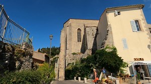 🏰 Balade Hyéroise : Le cardio avec vue (et quelle vue !) ☀️ Aujourd'hui, on vous emmène flâner dans les ruelles du vieux Hyères ! 🌿 On ne va pas se mentir : visiter le centre médiéval, c'est un peu le "CrossFit" à la provençale. 😂 Entre les calades, les escaliers et les montées, c'est l'endroit idéal pour se sculpter des mollets en béton tout en s'en mettant plein les yeux ! 🦵💪 Mais avouez que la récompense en vaut la peine : 🌸 Des bougainvilliers qui éclatent de couleurs, 🏛️ La majestueu