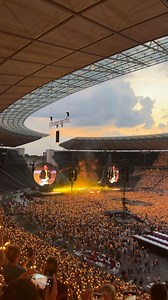 "Yellow" en la tierra y en el cielo.💛💛 Coldplay Berlín, Alemania 13/07/2022 #ColdplayBerlin 🎥@Ira Melimonadze | T H E / S C I E N T I S T