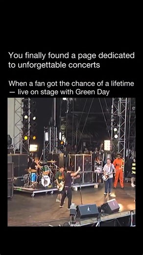 Unforgettable Concerts on Instagram: "🎸 Basket Case – Green Day (Bizarre Festival, 2001) In the middle of Basket Case at the Bizarre Festival in 2001, Billie Joe Armstrong spotted a fan in the crowd — and did something few artists would dare. He pulled him on stage, handed over his guitar, and let him play. What followed wasn’t chaos, but pure punk magic — a spontaneous connection between band and fan that captured everything Green Day stood for: rebellion, inclusion, and raw, unfiltered energy