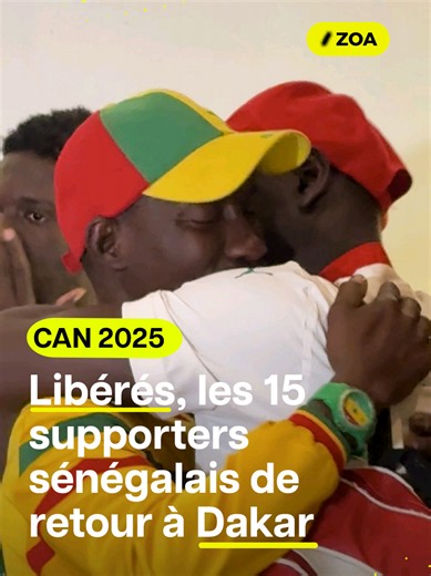 🇸🇳✈️ Sénégal, retour à Dakar pour les 15 supporters sénégalais détenus au Maroc depuis les incidents lors de la finale de la CAN 2025, il y a plus de 4 mois. À l’aéroport, ils ont chanté et dansé leur joie d’être de retour dans leur pays et de pouvoir enfin retrouver leurs familles. Graciés par le roi du Maroc, ils ont foulé le sol sénégalais tard dans la nuit, accueillis par le président de la République, Bassirou Diomaye Faye. Ils étaient 18 à avoir été condamnés pour hooliganisme après les 