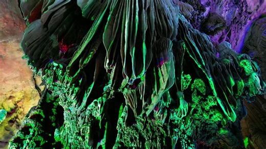 溶洞恒温藏暖意