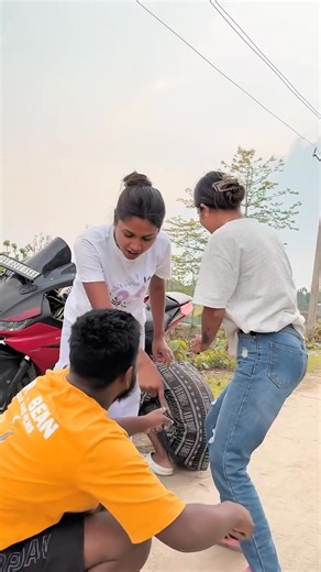 দেখে শুনে গান গাইতে হয় 🥳 | Local Comedy