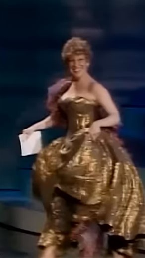 Sim Barr Fidel on Instagram: "Bette Midler presents the award for Best Original Song at the 1982 Oscar ceremony #bettemider #thedivinemissm #theoscars #academyawards #bestoriginalsong"