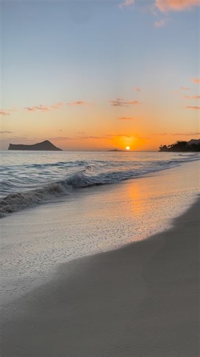 Ana Murray on Instagram: "15 second sunrise meditation #meditation #15secondmeditation #waimanalo waimanalobeach whitesandbeach hawaiibeach beachhousehawaii waimanalo Waimanalo beach"