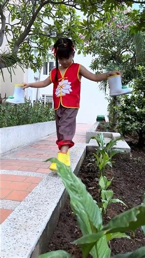SH - Em gái nhỏ tốt bụng Tìm Dép cho Chị Gái || Kind Girl, Find Sandals for My Sister #shorts