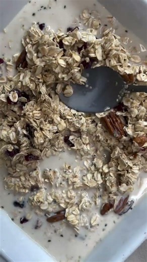 🍓🥣 5-Minute Vegan Oatmeal Recipe | Creamy, Healthy & Naturally Sweet 🌱#VeganBreakfast #HealthyOats