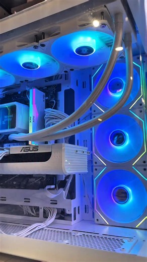 🔥主流效能＋全白配置，一次到位🔥 I5-14400F 搭配 Prime 5070 白色顯卡 遊戲、剪片、日常多工都很順 32G 白色 RGB 記憶體 CL360 水冷＋ATX3.0 850W 穩定、好看、未來升級也有空間 這台放在桌上 真的會越看越爽 想要白色主機的，直接私訊 🔥 📌 電競主機｜水冷電腦客製化 🔧 服務內容 ✔ 客製化硬體搭配建議 ✔ 專人溝通配置、完整測試、穩定交機 ✔ 實體店面售後服務＋原廠保固 ✔ 無卡分期，輕鬆入手無負擔 ✔ 獨家水冷電腦，電競專業首選 🔴歡迎來店OR私訊詢問🔴 📍 實體店面 🔺 博愛店｜高雄市三民區博愛一路166號 🕘 一至五 11:00–19:30 🔺 鳳山 NOVA 店｜高雄市鳳山區文濱路138號 2F 205櫃 🕘 11:00–21:30 #白色主機 #電腦組裝 #5070顯卡 #RGB主機 #電腦reels 白色控 遊戲電腦 | 宇星電競電腦 USTAR