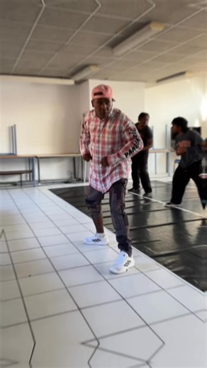 🔹 𝗣𝗨𝗟𝗦𝗘 𝟮𝟬𝟮𝟱 – 𝗥𝗲𝘁𝗼𝘂𝗿 𝘀𝘂𝗿 𝗹𝗮 𝗱𝗲𝘂𝘅𝗶𝗲̀𝗺𝗲 𝘀𝗲𝗺𝗮𝗶𝗻𝗲 🔹 ✨ Retour en images sur les ateliers hip-hop debout animés par l’association Mada Danse Debout dans le cadre du programme PULSE ! Pendant toute une semaine, les participant·e·s ont exploré les bases, l’énergie et la créativité propres aux danses hip-hop, dans un esprit de partage et de transmission. Une belle immersion qui illustre la vitalité de la scène urbaine malgache et l’importance de la rencontre entre gé