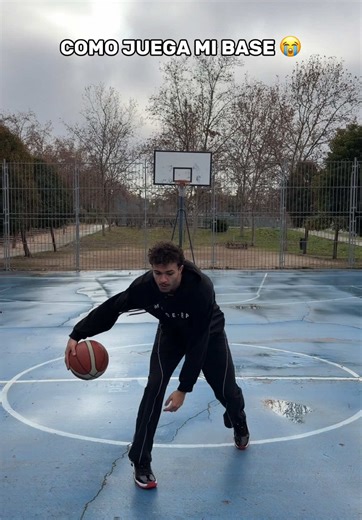 Cómo debería jugar un base: leer el juego, mover el balón, encontrar al jugador solo. Cómo juega mi base: bote, bote, bote… y me la tiro. ¿Base creador o base protagonista? 👀 #basketball #Baloncesto #ballislife🏀 #1vs1
