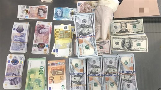 行走的“货币兑换点”？男子在小腿上绑多种货币出境：折合人民币约47万元