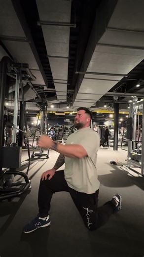 Gym: Half-kneeling single-arm cable row #life #everydayfitness #gymexercises #lifestyle #gym