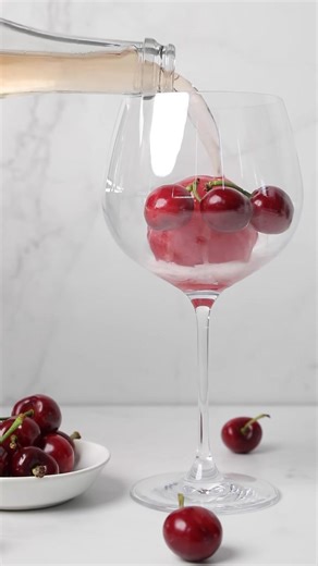 Try these delightful cherry poptails made with fresh cherries 🍒, cherry syrup, sparkling rosé and creamy vanilla ice cream 🍦—an ideal treat for summer! 🍸 Makes ½ cup of cherry syrup 🥣 15 minutes prep time ⏲️ 10 minutes cooking time 📌INGREDIENTS 📍For the cherry syrup: 400 g cherries, halved and stoned ½-1 cup water 2 T caster sugar 📍For the cherry poptails: 200 g cherries, halved and pitted 6 x 200 ml cans Lemonade Sparkling Flavoured Drink 740 ml De-Alcoholised Sparkling Rosé 📌COOKING IN