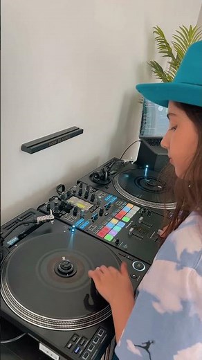 SCRATCHING ON NEW PIONEER PLX-CRSS 12 TURNTABLES #djmichelle #scratch #scartching #dj #djs