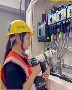 Hydraulic Tool Securing Copper Terminals Safely. #ElectricalWork #HydraulicTool | Fun club