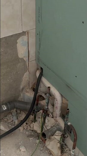 Rénovation salle de bain en cours !Pose, préparation et arrivées d’eau 💧Le chantier avance