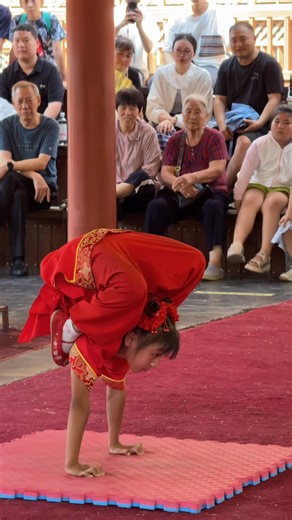 This incredible acrobatic girl has achieved the unimaginable through years of dedicated practice, showing breathtaking moves. #acrobat #youth (cr: douyin 41637476202) | T-Time HK