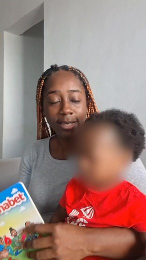 Comment lire avec votre bébé d’un an ? Je vous présente une mini séance de lecture avec ma fillette. Si vous le faites tous les jours, votre enfant grandira en aimant la lecture. Il va développer de belles capacités à l’école. NB : ces moments ne durent jamais plus de 5 minutes. Allez les parents, on partage la video 😊 | Esprit-Livres