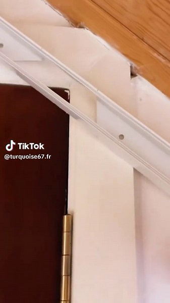 Comment procéder pour fixer une goulotte de câbles contre un mur en hauteur ? #Installation #Goulotte #Câbles #Mur #Électricité 🥨🇫🇷