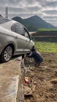 Teach you a trick to easily get the car out of a difficult situation