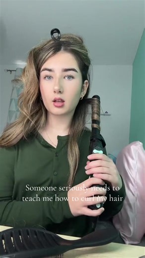 don’t mind the claw clip. like the right side and left side won’t curl the same help #curlingiron #beachwaver #fyp #viral #needhelp