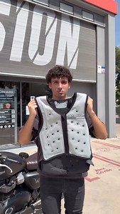 ¿FUNCIONA O NO? 🧐🚨 Este chaleco de @alpinestars es perfecto para ir en #moto en #verano ☀️🥵 ¿Te usarías? 👇 #chaleco #sabiasque #motocard #fuelyourpassion | Motocard
