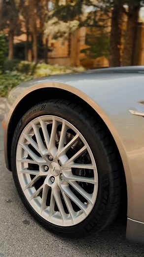 💎 #ASTON MARTIN V8 VANTAGE ROADSTER 2011 AUTOMÁTICO 18.200 KM $ 52.900.000.- Mantenimiento al día, dos juegos de llaves, versión Roadster (convertible), tracción trasera, motor ocho cilindros 4.700 CC con 420 HP y 470 NM, caja de cambios automática con paddle shift, modos de conducción, frenos con discos ranurados, volante multifuncional con velocidad crucero, sensores de estacionamiento traseros, climatizadores delanteros independientes, tapiz de cuero y Alcántara, asientos eléctricos con memo