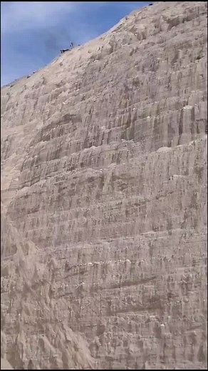 work flow letting D-11 dozer push upward 50 tons then pick it up take to crusher deck