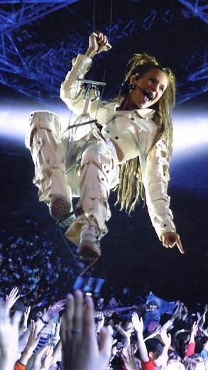 ✨ MOMENT ICONIQUE ALERT ! ✨ Lorie redécouvre par surprise la tenue blanche culte qu’elle portait en ouverture des shows de sa tournée « Week-end Tour » en 2004 😍 Une pièce mythique et unique de sa garde-robe de scène, avec laquelle elle faisait une entrée spectaculaire... suspendue à une échelle comme si elle descendait d’un hélicoptère 🚁💫 Un vrai moment de pop légendaire ! 👉 Cette séquence est extraite de notre vidéo spéciale disponible sur YouTube (chaîne Lorie Pester Forum) pour célébrer