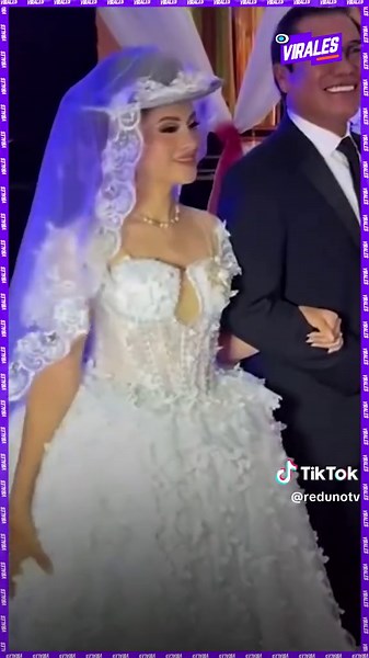 #Tendencias | Un video que se hizo viral rápidamente en redes sociales fue la imagen de Wilson Morales, vocalista y director del famoso grupo musical de cumbia “Sabor Sabor”, quien junto a su novia fueron vistos con traje de novios. Fuente: Créditos a quien corresponda ▶️ Más información en www.reduno.com.bo #WilsonMorales #SaborSabor #Boda