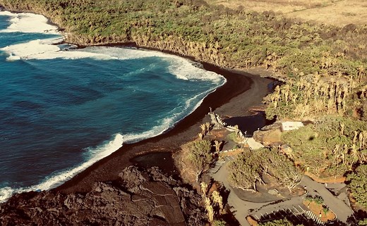 Pohoiki black sand Beach and Isaac Hale Beach Park (Big Island)