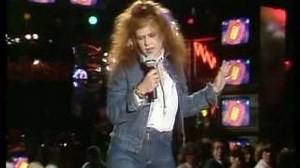 Kirsty MacColl - There's a guy works down the chip shop, swears he's Elvis 1981 Chords - ChordU