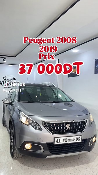 Peugeot 2008 SUV urbain 1.2 l essence 92 000km Boite 5 Ecran tactile 7 puce Climatisation automatique Régulateur limiteur de vitesse Jante par 16 Feux led Toit panoramique
