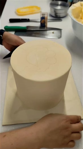 Chef Mimi on Instagram: "Cake decorating video for Elmo (from Sesame street) #simplecakedesign #cakedecor #birthdaycake #cakeart #buttercreamcake"