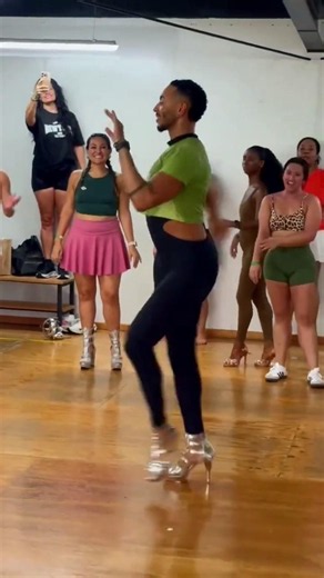 BAILANDO SAMBA CON TACOS BIEN ALTOS ✨💃 #samba #brazil #riodejaneiro #dance #love