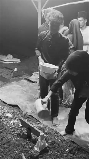 Assalammualaikom cinta hati saya , saya mintak maaf sebab sedih macam ni terlalu lama 😭, saya cuma terkilan muhammad awak dah takada awak dah tinggalkan saya , lepasni takada dah orang menceriakan hari hari saya dengan lawak kita berdua , banyak moments kita kan muhammad 😭🫶🏻 awak macam dah tahu awak memang dah nak pergi kan awak bagi hint kat saya banyak sangat baby 🥲🫶🏻 awak cakap last “ kalau saya dah takada tolong jagakan umi untuk saya “ itu last awak mintak kat saya , hm sakitnya berp