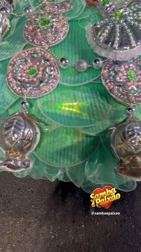 2.5K views · 67 reactions | O poder das baianas da @granderio! Acompanhe o melhor da cobertura da transmissão do Carnaval 2025 das Escolas de Samba do Grupo Especial em nossas redes. Musas, Bateria de Escola de Samba, Passistas, Comissão de Frente, Mestre Sala e Porta Bandeira. Tudo aqui no Samba é Paixão ❤️ | Samba é Paixão | Facebook