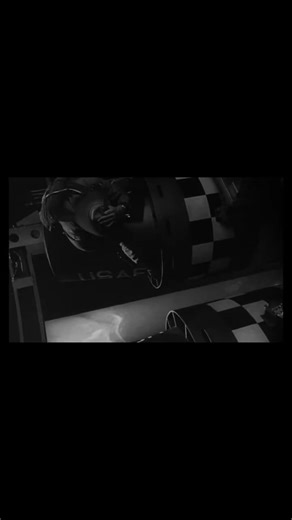 Dr. Strangelove o: Cómo aprendí a dejar de preocuparme y amar la bomba (1964) Director: Stanley Kubrick Kubrick tomo el tema de la sombra permanente de una destrucción nuclear, en plena Guerra fría y nos entrego una de las sátiras más grandes en la historia del cine. En estos tiempos solo con leer el nombre de la película , se siente vigente. Que tan acostumbrados estamos a la autodestrucción del ser humano? #stanleykubrick #drstrangelove | Cinema Azteca