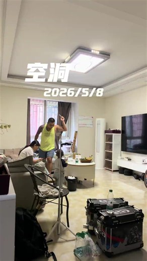 泸州日常｜骨子里爱自由的人，真的过不了两点一线 回到泸州的日子，总会陷入无尽的空虚。 好像只有在路上，奔赴未知、探索自我的时候， 才觉得自己不是重复度日的NPC。 安稳的两点一线，从来都不适合我。 宅家可以一个月不出门，整日赖在床上， 可心里始终闲不下来，总想奔赴远方。 人情世故困住随性，多想做个无情之人， 毕竟无情，可破万局。 一路奔波，偶尔也会满心空落， 总在寻觅活着的底气，找不到生活的意义。 但老天最公平，给每个人每天都有86400秒。 有人用来沉睡，有人奔赴生活， 有人在成长，有人在失去，有人在创造。 人生本就是一边迷茫，一边好好生活。 #日常vlog #年轻人的休闲方式 #做最野的男人熬最深的夜 #楼上的快乐时光 #这哥们不像演的