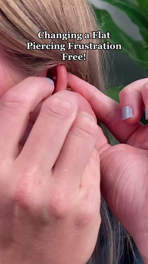 STORY OF MY LIFEEEE 😂 And the carpet just swallows them 🤷🏻‍♀️ How many piercings have you lost trying to change them?! 😅 #piercingproblems #piercingstruggles #piercingcheckforyourpage #piercingcheckkk #onlypiercedgirlsknow #piercedgirlsknow #piercedgirls #piercingtrouble #piercingtroubleshooting #piercinghelp #piercinghack #piercingtip #changingpiercings #changingmypiercing